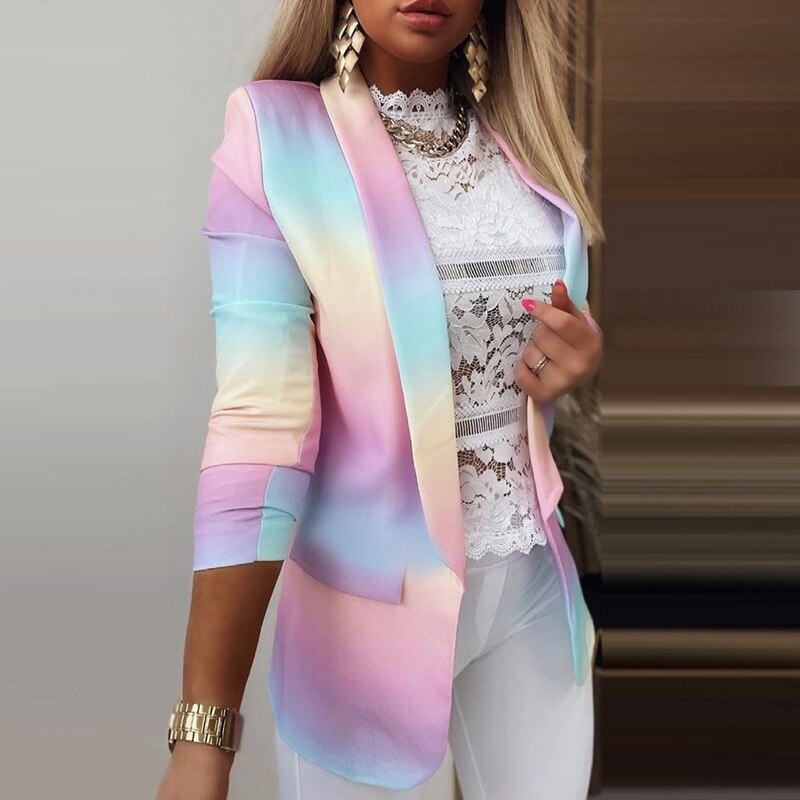 Farbverlauf Blazer Damen, pastellfarben, elegant, modisch, langärmelig, ideal für Büro und Freizeit, kombiniert mit Spitzenbluse und weißer Hose.