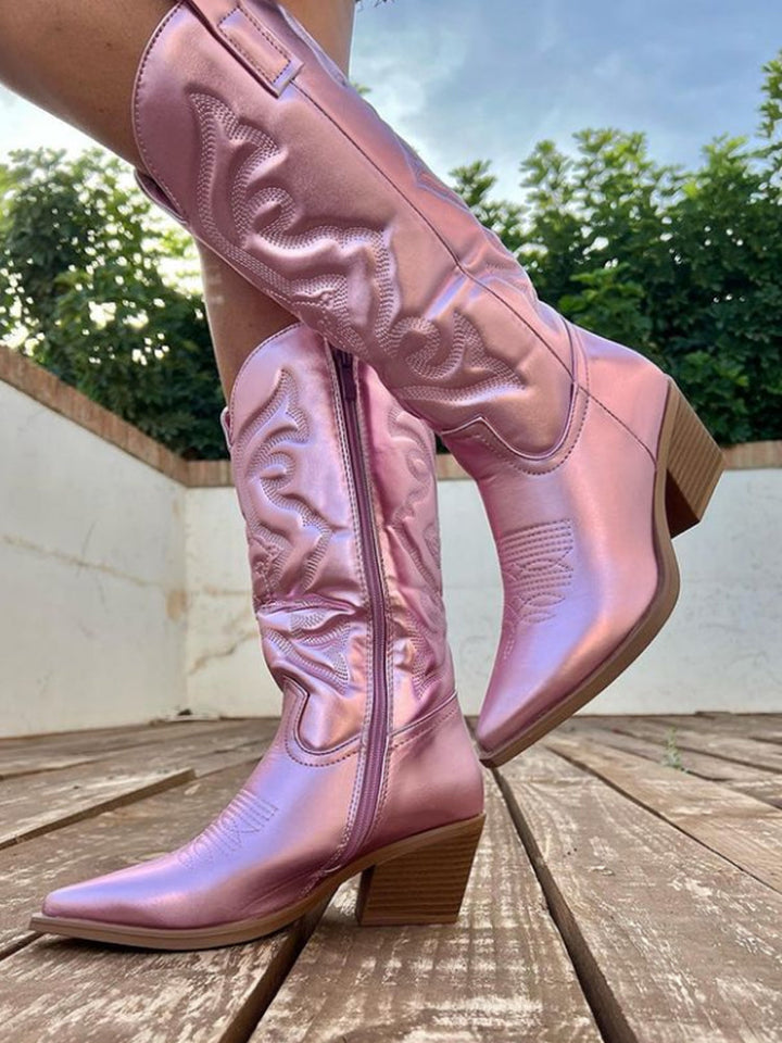 Rosa Cowboystiefel mit Absatz, glänzendem Finish und Stickerei. Perfekt für modische Outfits. Damenstiefel, Westernstil, trendige Schuhe.