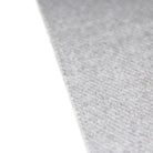 Graues Filzmaterial, Nahaufnahme. Ideal für DIY-Projekte, Bastelarbeiten und Dekoration. Hochwertiger Filzstoff, vielseitig einsetzbar.