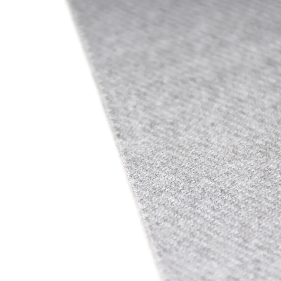 Graues Filzmaterial, Nahaufnahme. Ideal für DIY-Projekte, Bastelarbeiten und Dekoration. Hochwertiger Filzstoff, vielseitig einsetzbar.
