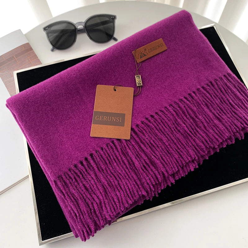 Lila Schal mit Fransen aus Kaschmir, elegant und weich, ideal für Herbst und Winter. Perfektes Accessoire für stilvolle Damenmode.
