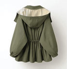 Damenjacke mit Kapuze in Olivgrün, tailliert, aus wasserabweisendem Material. Perfekt für Outdoor-Aktivitäten und modische Herbst-Looks.