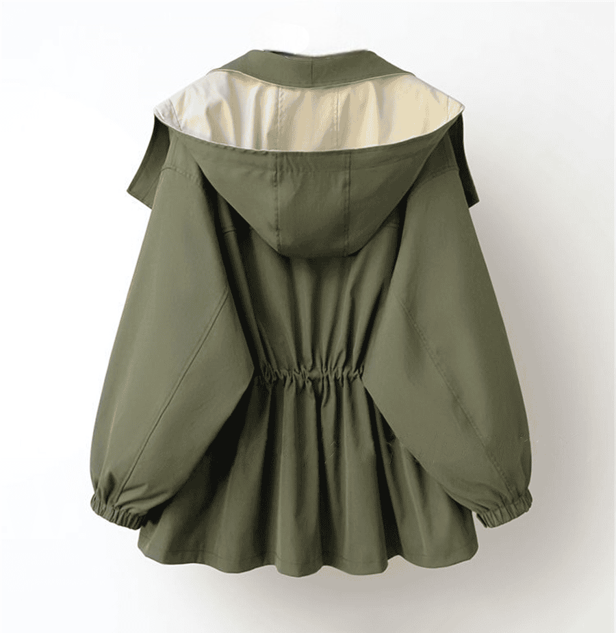 Damenjacke mit Kapuze in Olivgrün, tailliert, aus wasserabweisendem Material. Perfekt für Outdoor-Aktivitäten und modische Herbst-Looks.