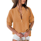 Frau in senfgelber Bluse, Sommermode, lässig, Knopfleiste, kurze Ärmel, Damenbekleidung.