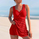 Frau im roten Badeanzugkleid am Strand, Sommermode, Bademode, Strandkleidung, Damenbekleidung.