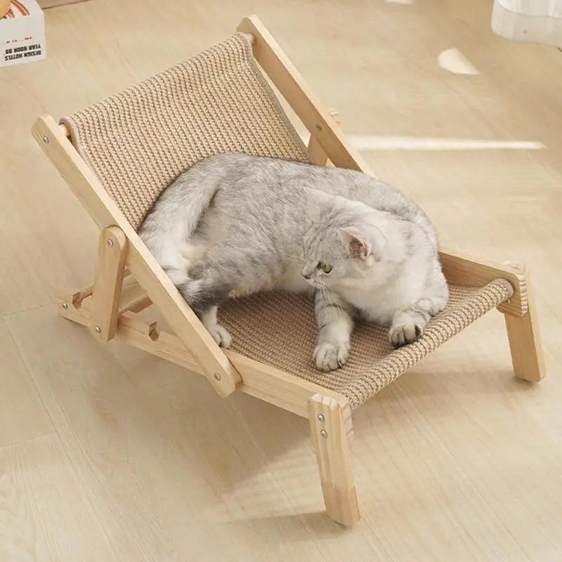Graue Katze auf Holz-Katzenliege aus Seil, modernes Design, gemütlich, für Haustiere.