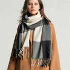 Damen Schal kariert, schwarz-weiß, weiches Material, modisches Accessoire, ideal für Herbst und Winter, stilvoller Look, warm und bequem.