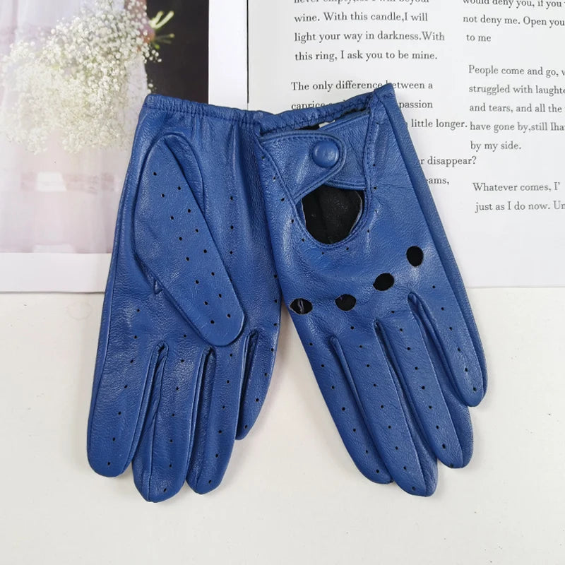 Blaue Lederhandschuhe mit Belüftungslöchern, stilvoll und elegant, ideal für Autofahrer. Hochwertiges Accessoire für Modebewusste.