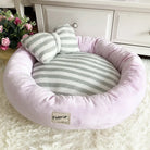 Rundes, gestreiftes Hundebett in Grau und Rosa, Plüschmaterial, gemütlich, mit Schleifen-Design.
