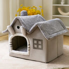 Graues Katzenhaus aus Plüsch, gemütlich, mit Fenstern, idealer Rückzugsort für Katzen.