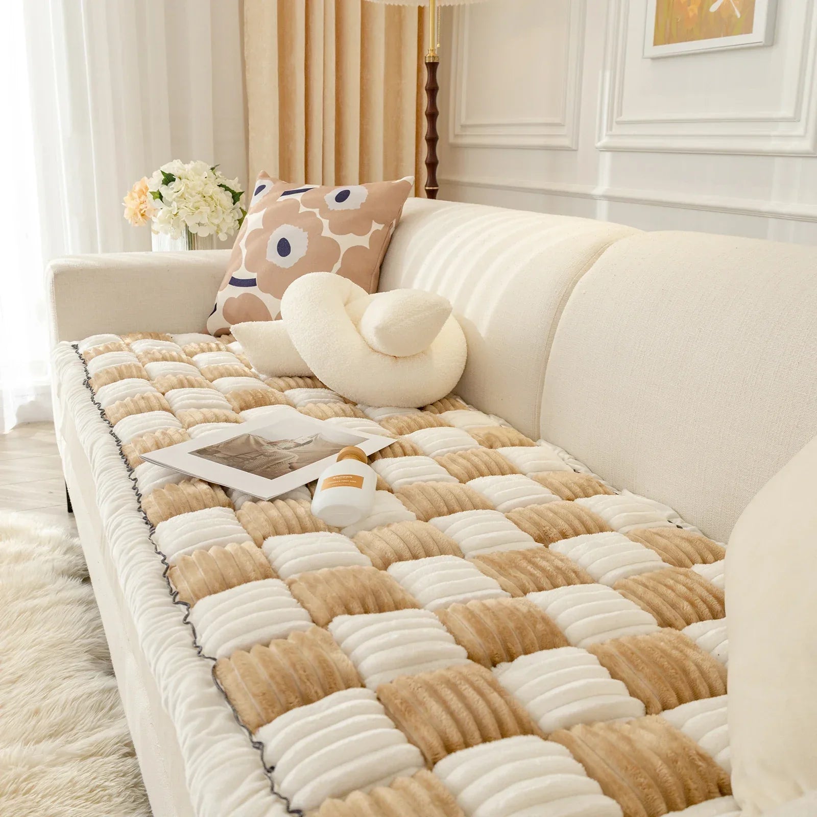 Beige-weiße Sofadecke aus Plüsch, dekorativ, gemütlich, Wohnzimmer, modernes Design.