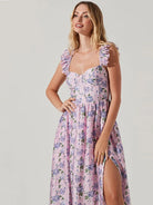Langes, geblümtes Sommerkleid in Rosa mit Rüschenärmeln und hohem Beinschlitz. Perfekt für elegante Anlässe und modische Sommerlooks.
