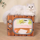 Weiße Katze auf Retro-Fernseh-Katzenhaus aus Holzoptik, dekorativ, gemütlich.