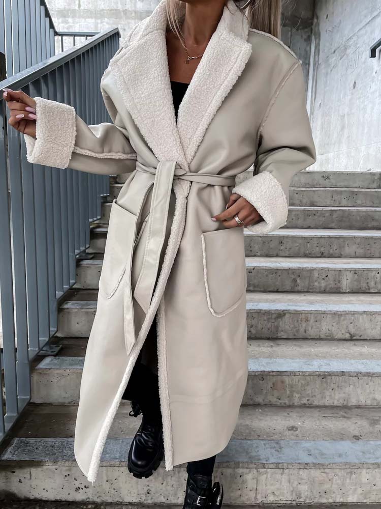 Damenmantel aus Kunstleder mit weißem Futter, Gürtel und Taschen. Perfekt für Herbstmode, stilvoll und warm. Eleganter Look für kühle Tage.