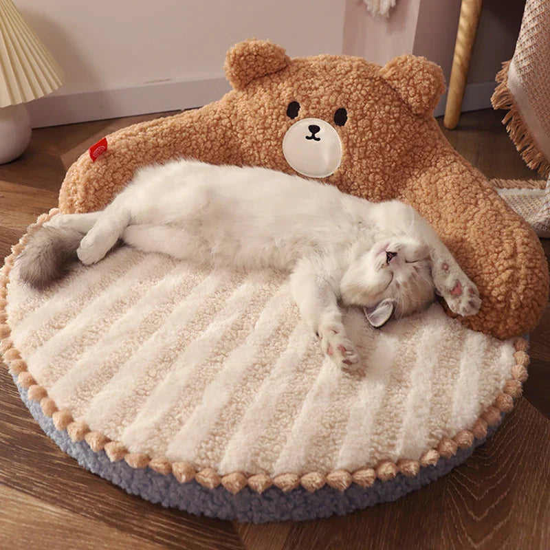 Katzenbett in Bärenform, beige Plüsch, gemütlich, Haustierbett für Katzen, dekorativ.