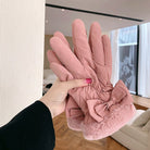 Damenhandschuhe rosa, warm gefüttert, mit Schleife und Kunstfell, ideal für Wintermode. Elegante Accessoires für kalte Tage.