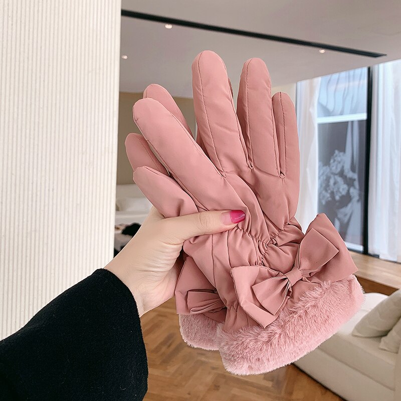 Damenhandschuhe rosa, warm gefüttert, mit Schleife und Kunstfell, ideal für Wintermode. Elegante Accessoires für kalte Tage.