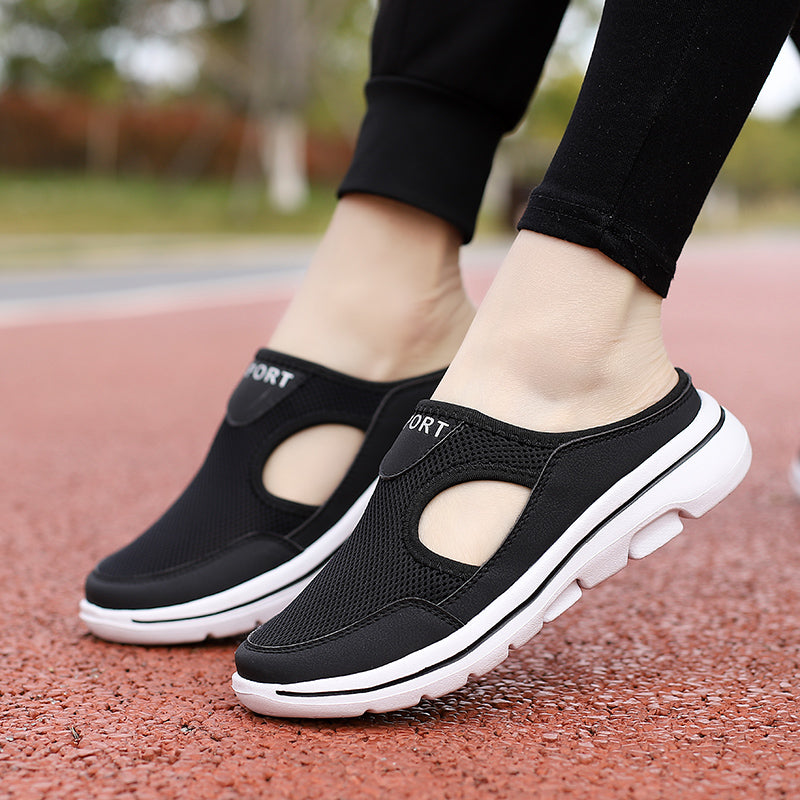 Schwarze Sportschuhe mit atmungsaktivem Mesh-Obermaterial und weißer Sohle, ideal für Laufen und Freizeit. Bequeme Damen-Sneaker.