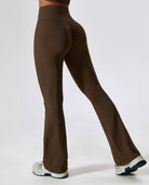 Braune Schlaghose für Damen, figurbetont und elastisch, ideal für Fitness und Freizeit. Modische Sportbekleidung mit hohem Bund und Komfort.
