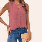 Ärmellose rosa Bluse mit Stickmuster, kombiniert mit blauen Jeans. Perfekt für den Sommer. Damenmode, lässiger Stil, trendige Oberteile.