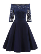 Elegantes dunkelblaues Spitzenkleid mit schulterfreiem Design und halblangen Ärmeln. Perfekt für Abendveranstaltungen und besondere Anlässe.
