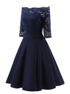 Elegantes dunkelblaues Spitzenkleid mit schulterfreiem Design und halblangen Ärmeln. Perfekt für Abendveranstaltungen und besondere Anlässe.