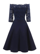 Elegantes dunkelblaues Spitzenkleid mit schulterfreiem Design und halblangen Ärmeln. Perfekt für Abendveranstaltungen und besondere Anlässe.
