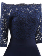 Elegantes dunkelblaues Spitzenkleid mit floralen Mustern, schulterfreiem Design und dreiviertel Ärmeln. Perfekt für Abendveranstaltungen.