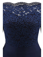 Elegantes dunkelblaues Spitzenkleid, florales Muster, ärmellos, ideal für Abendveranstaltungen. Hochwertige Damenmode, stilvoll und zeitlos.