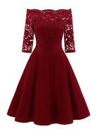Elegantes, schulterfreies, weinrotes Spitzenkleid mit halblangen Ärmeln. Perfekt für Abendveranstaltungen und festliche Anlässe.