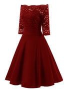 Elegantes rotes Spitzenkleid mit schulterfreiem Design und halblangen Ärmeln. Perfekt für Abendveranstaltungen und festliche Anlässe.