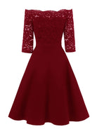 Elegantes, schulterfreies, weinrotes Spitzenkleid mit halblangen Ärmeln. Perfekt für Abendveranstaltungen und festliche Anlässe.