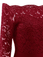 Elegantes rotes Spitzenkleid mit floralen Mustern, schulterfrei, ideal für Abendmode und besondere Anlässe. Hochwertige Damenbekleidung.