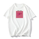 Weißes T-Shirt mit pinkem Pistolen-Print und "GANG GANG"-Schriftzug. Trendige Streetwear, Unisex, Baumwolle, lässiger Stil, modisches Design.