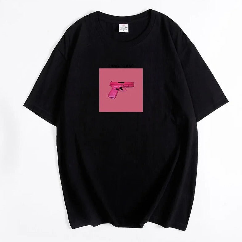 Schwarzes T-Shirt mit pinkem Pistolen-Print, modisches Design, Streetwear, Unisex, Baumwolle, lässiger Stil, ideal für trendige Outfits.