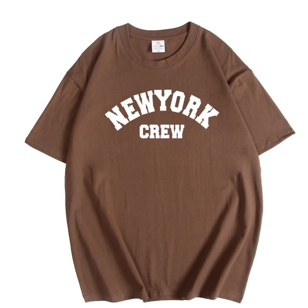 Braunes T-Shirt mit weißem "New York Crew" Aufdruck, lässiger Stil, Unisex, Baumwolle, ideal für Streetwear und Freizeitmode.