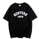 Schwarzes T-Shirt mit weißem "New York Crew" Aufdruck, lässiger Stil, Unisex, Baumwolle, ideal für Streetwear und urbane Mode.