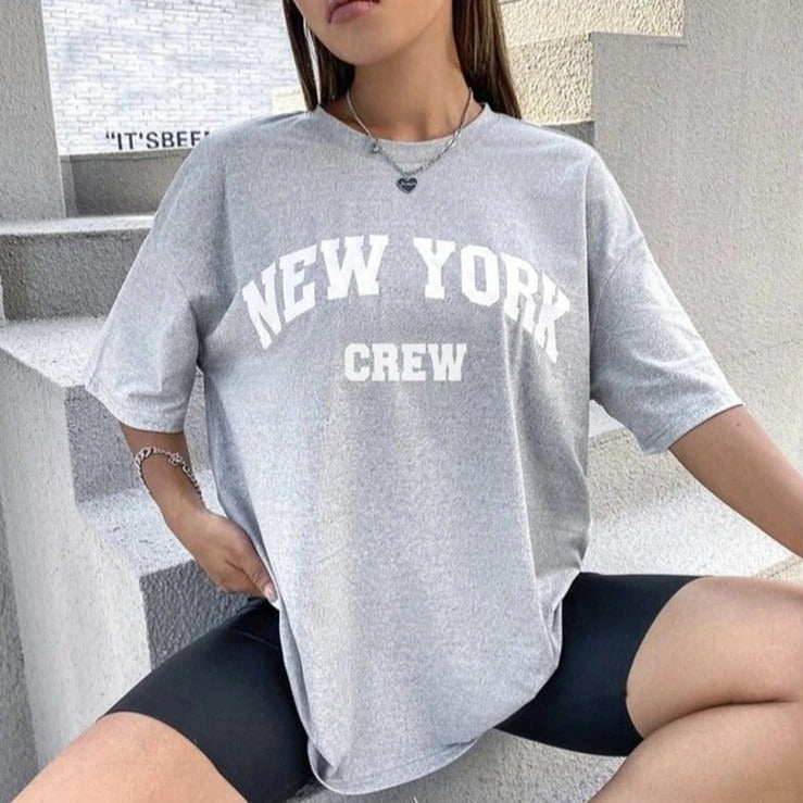 Graues T-Shirt mit "New York Crew" Aufdruck, lässiger Stil, ideal für Streetwear. Perfekt für trendige Mode und urbanen Look.
