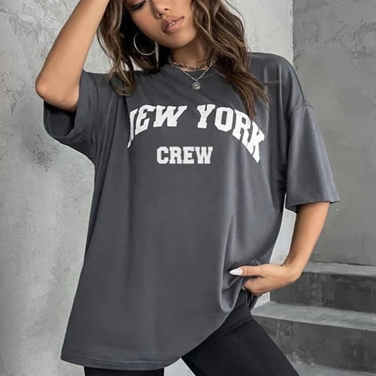 Graues Oversize-T-Shirt mit "New York Crew"-Aufdruck, lässiger Streetwear-Stil, ideal für trendige Mode und urbanen Look.
