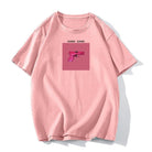 Rosa T-Shirt mit auffälligem Pistolen-Print und "Gang Gang"-Schriftzug. Trendige Streetwear, ideal für urbane Mode und lässigen Stil.