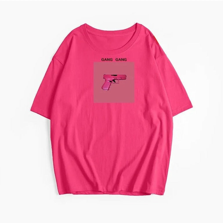 Rosa T-Shirt mit Pistolenmotiv und "Gang Gang"-Aufdruck, lässiger Stil, Unisex, ideal für Streetwear und trendige Mode.