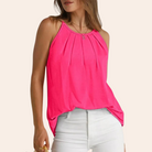 Damen-Top in leuchtendem Pink, ärmellos, mit Rundhalsausschnitt. Perfekt für Sommermode, Freizeitkleidung und trendige Outfits.