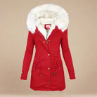 Roter Damenparka mit Kapuze, Kunstfellbesatz, warm gefüttert, ideal für Wintermode. Stilvoller Mantel, perfekt für kalte Tage.
