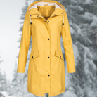 Gelber Regenmantel für Damen, wasserdicht, mit Kapuze und Taschen, ideal für Outdoor-Aktivitäten. Perfekt für Herbst- und Winterwetter.