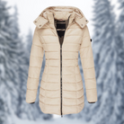 Beige Damen-Winterjacke mit Kapuze, gesteppter Daunenmantel, ideal für kalte Temperaturen, stilvoll und warm, perfekte Outdoor-Bekleidung.