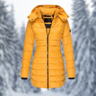 Gelbe Damen-Daunenjacke mit Kapuze, ideal für Wintermode. Leicht, warm und stilvoll, perfekt für kalte Tage. Hochwertige Outdoor-Bekleidung.