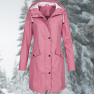 Damen Regenmantel in Rosa, wasserdicht, mit Kapuze und Taschen. Perfekt für Outdoor-Aktivitäten. Stilvoller Schutz bei jedem Wetter.