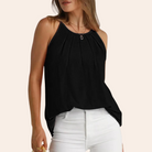 Ärmelloses schwarzes Top für Damen, elegant und vielseitig, ideal für Sommermode. Perfekt kombinierbar mit weißen Hosen für einen stilvollen Look.