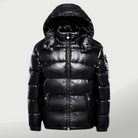 Schwarze Daunenjacke mit Kapuze, glänzendem Finish und Reißverschlusstaschen. Perfekt für Wintermode, warm und stilvoll.