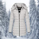 Damen-Winterjacke in Weiß, gesteppte Daunenoptik, mit Kapuze. Perfekt für kalte Wintertage. Stilvoll und warm. Ideal für Outdoor-Aktivitäten.